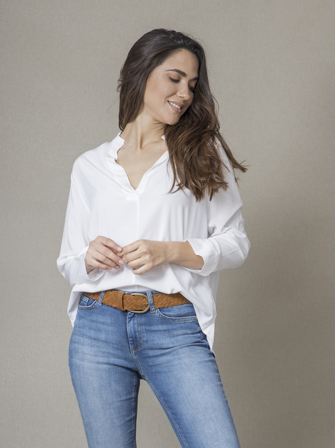 Looks con camisa blanca básica en tendencia 